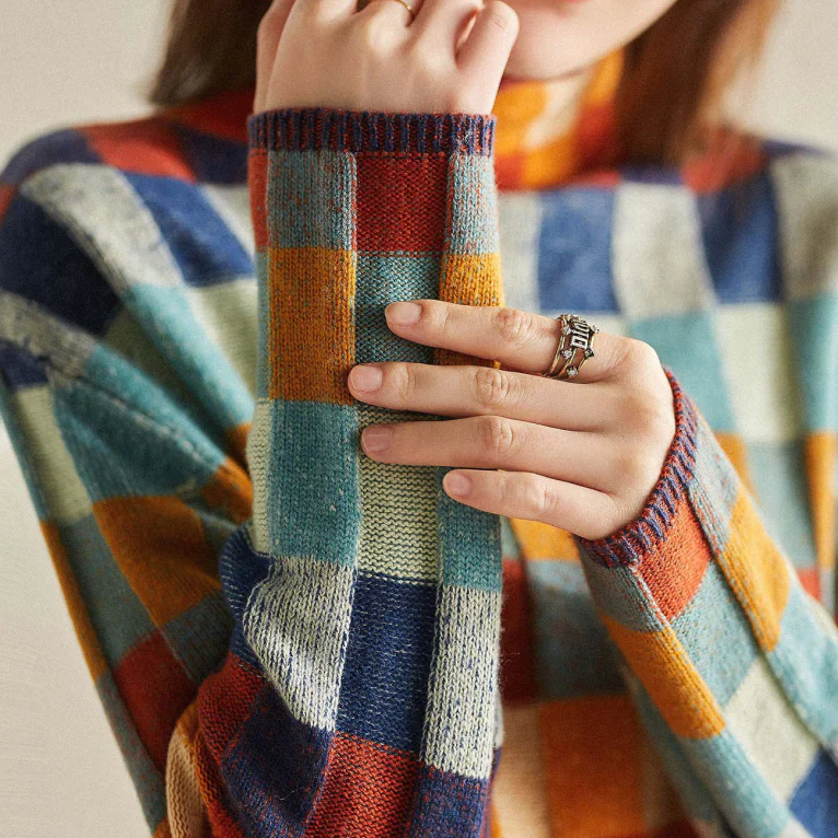 Mia | Retro-Inspired Plaid Sweater
